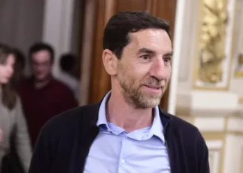 نائب فرنسي يستنكر جريمة قتل مصلٍ ويحذر من الإسلاموفوبيا