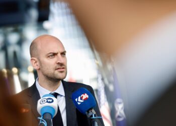 بارو يتوعد برد فوري على طرد الجزائر 12 موظفا من قنصلية بلاده