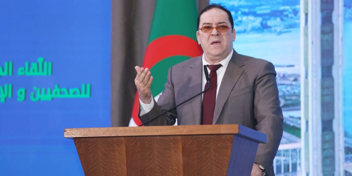 وزير الاتصال يحذر: أخبار كاذبة تهدد مسيرة التنمية