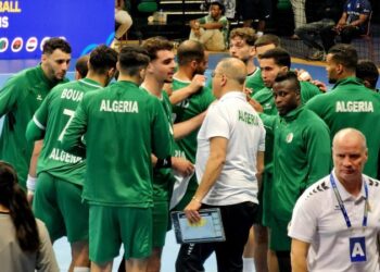 المنتخب الوطني لكرة اليد يضع قدما في نصف نهائي بطولة إفريقيا