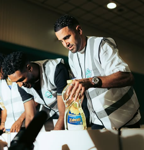 محرز يشارك في مبادرة خيرية لشهر رمضان